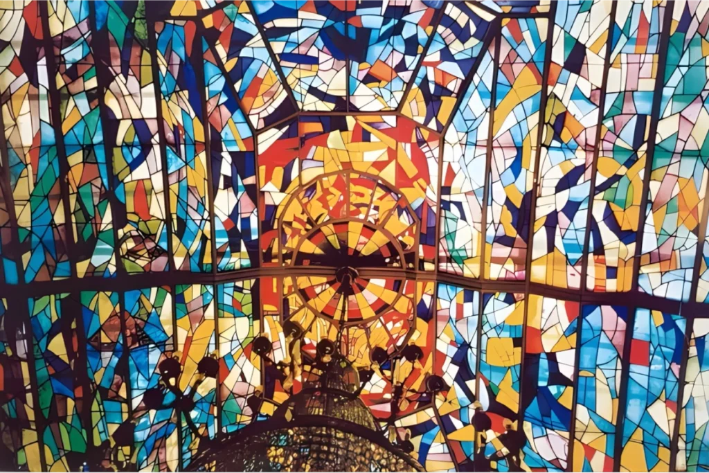 תקרת ויטראז' זכוכית מחוסמת תקנית במשקל 5 טון,נברשת מרהיבה ,ויטראז' עשוי צבעים מיוחדים