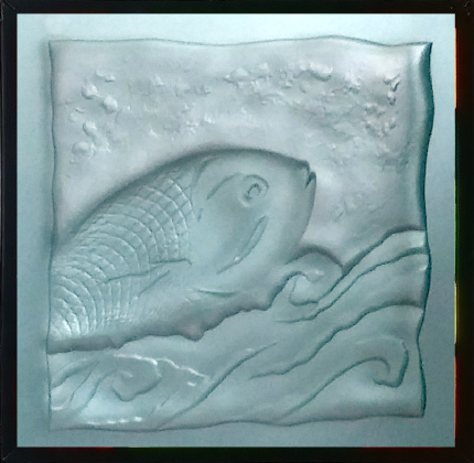 יצירת אמנות שקופה מתארת דג השוחה כלפי מעלה בין גלים מסוגננים, עם דפוסים מרקמים של מים מעל, והכל ממוסגר במסגרת שחורה דקה.