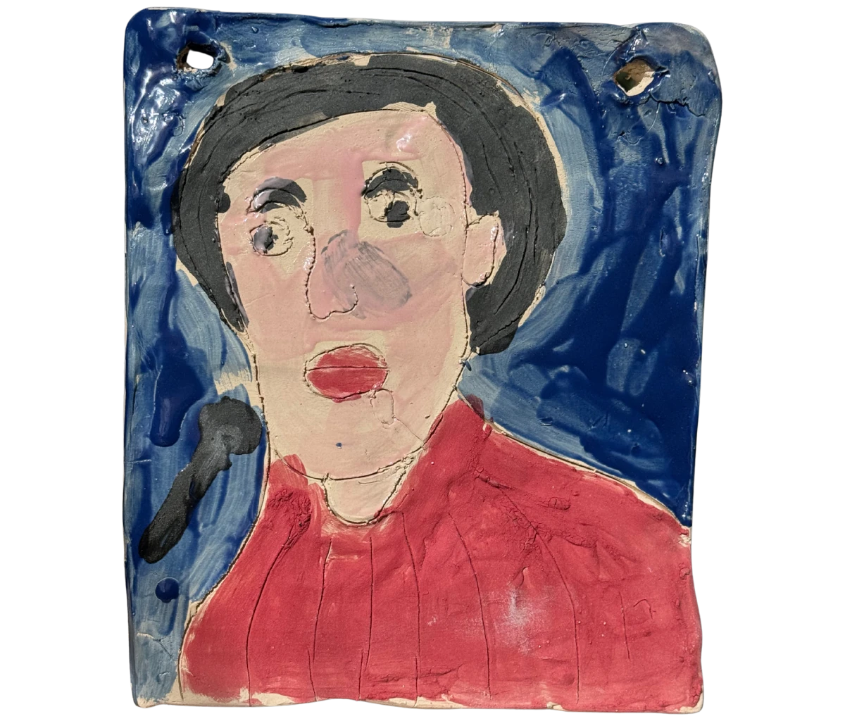 הפנים שמאחורי השקט היא אריח קרמיקה מעוטר בדיוקן אדם עם שיער שחור קצר, עיניים גדולות וחולצה אדומה על רקע כחול, המדמה דמות מדברת אל מיקרופון שחור.