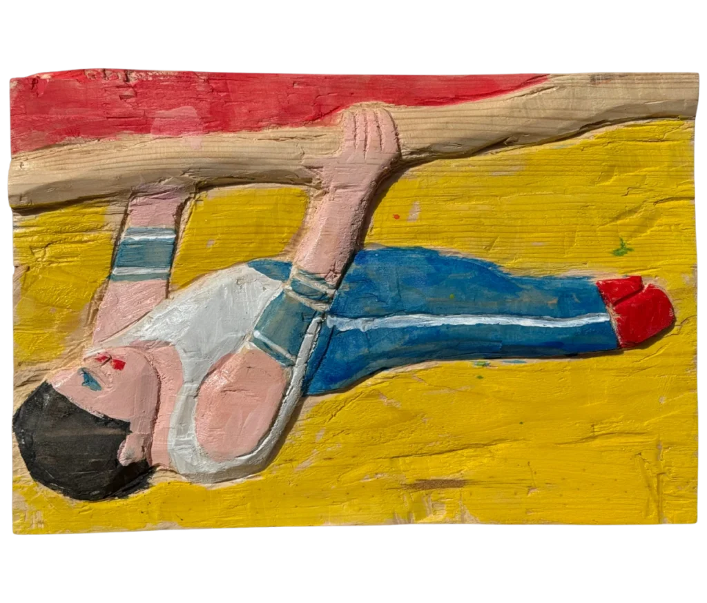 רגע של התמסרות" מתאר אדם עם שיער כהה, חולצה לבנה, מכנסיים כחולים ונעליים אדומות התלוי הפוך על מוט עץ על רקע צהוב בצבע מרקם.