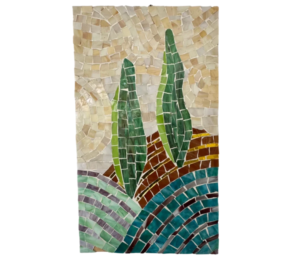 יצירת האמנות "ברושים וגבעות בפסיפס אומנותי" מציגה שני ברושים גבוהים וירוקים על גבעה חומה, עם אריחים ירוקים וכחולים זורמים בחזית ורקע של שמיים מעוננים בצבע בז'.