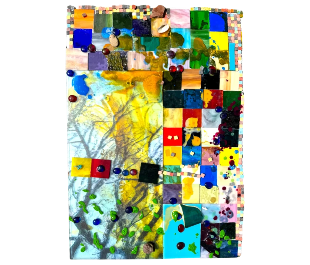 שירת האבנים" הוא קולאז' מופשט ותוסס עם ריבועים צבעוניים, כתמי צבע, זרעים ועלים בפסיפס על רקע צהוב וכחול עם צורות דמויות ענפים מוצלים.