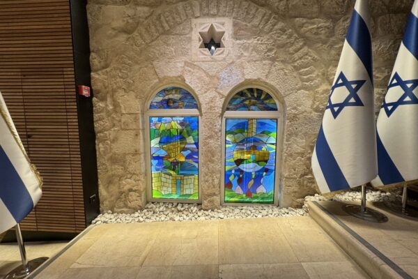 חלונות ויטראז' זכוכית מחוסמת תקנית, מוזיאון הידידות ירושליים מבט מרחוק עם דגלי ישראל