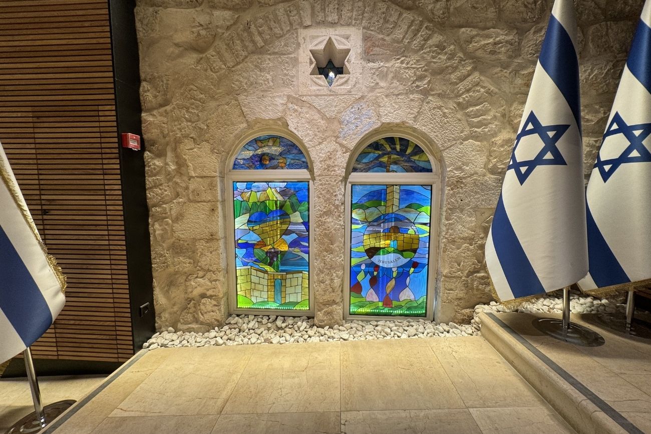 חלונות ויטראז' זכוכית מחוסמת תקנית, מוזיאון הידידות ירושליים מבט מרחוק עם דגלי ישראל