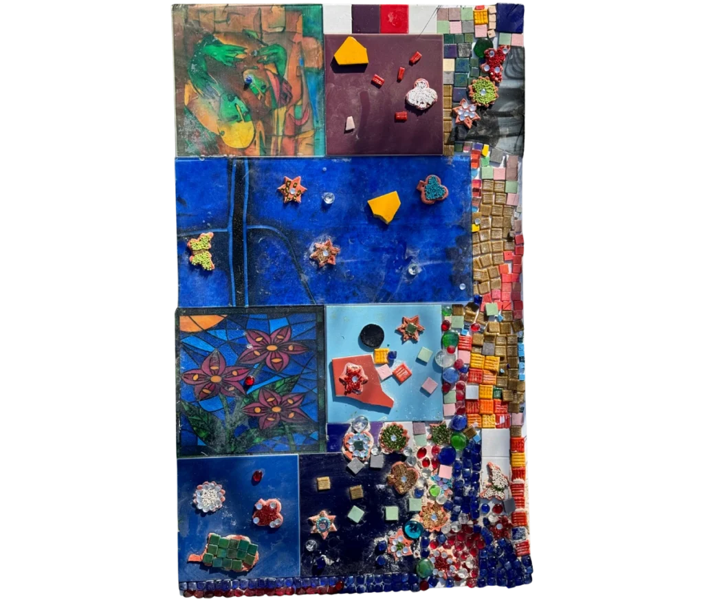 רבדים של שקט וצבע: פסיפס צבעוני במגוון חומרים, כולל פנלים כחולים, אריחים גאומטריים, מראות קטנות וצורות מופשטות המסודרים בקומפוזיציה מלבנית עם מרקמים וגוונים שונים.