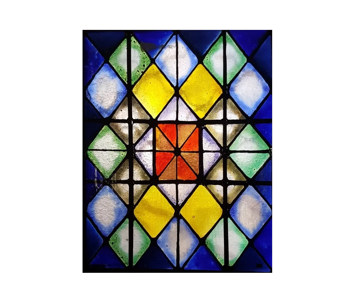 וירטאז' מרובע מלובן במקצת של דמוי שער\גדר בצבעים כחול ככה,כחול בהיר,צהוב,סגול,אדום,ירוק בצורות יהלומיות לאורך "קווים" נראה כגדר ידידותית היהלומי ...,"חלון של צבע".