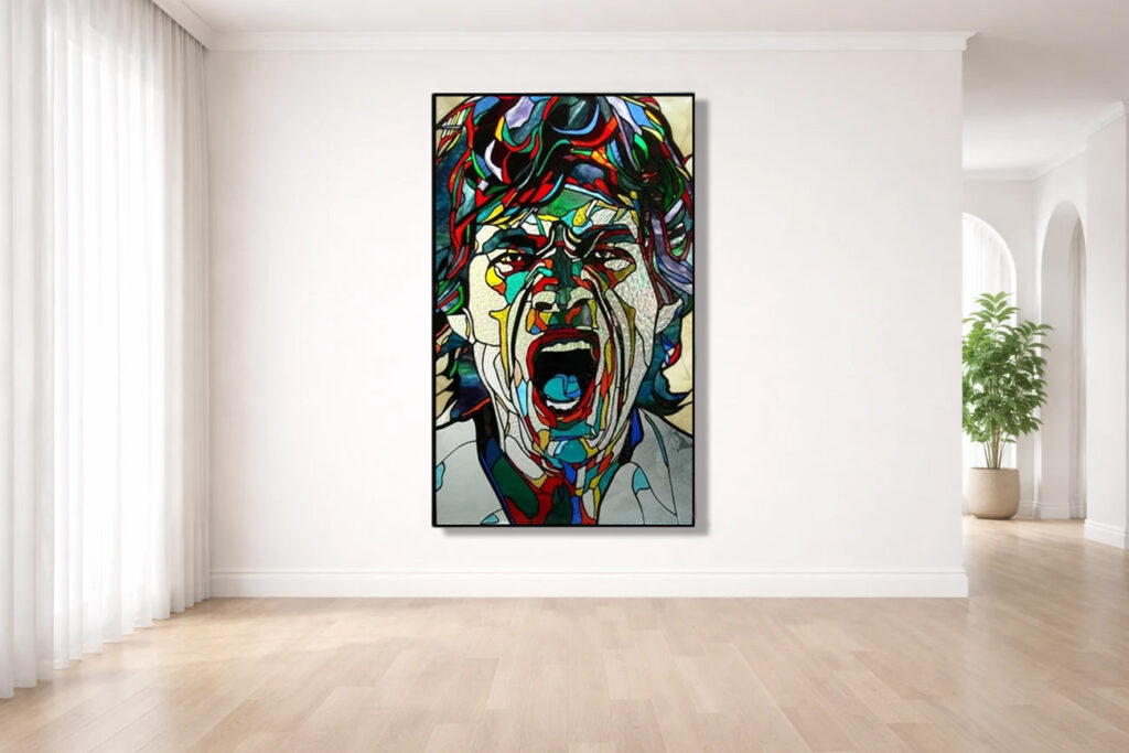 דיוקן ויטראז',מיק ג'אגר שר ברבגוניותו באנרגיה פורצת החוצה בסלון בבית כתצוגת יצירת אמנות