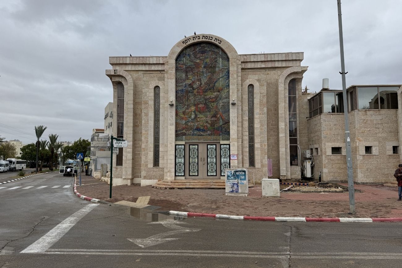 חזית בית כנסת כניסה מעוטרת 7 מטרים הדפסה קרמית מעל דלת הכניסה1