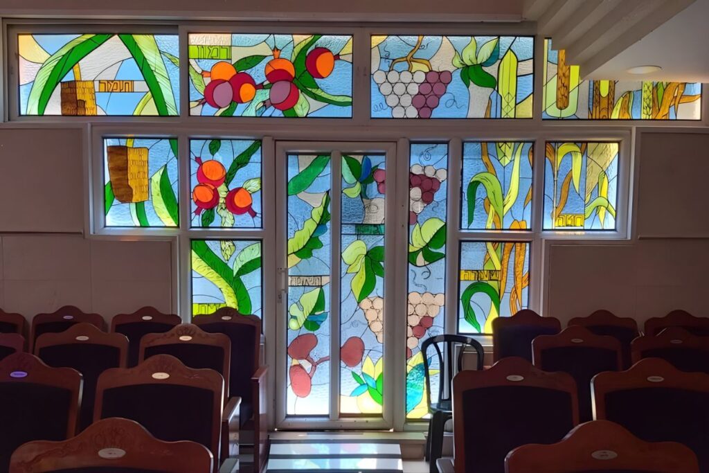 ויטראז' שבעת המינים בבית כנסת באשדוד