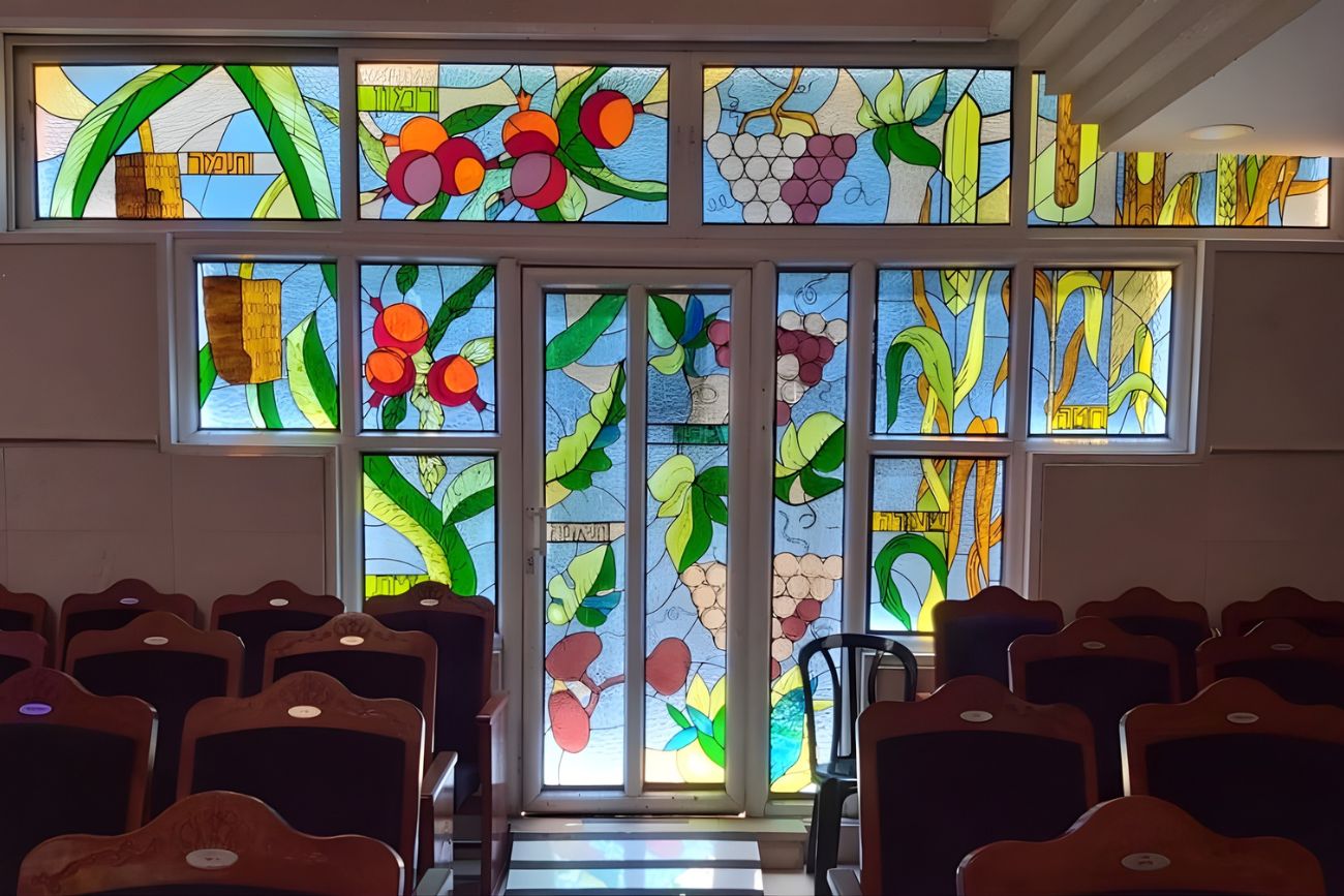 ויטראז' שבעת המינים בבית כנסת באשדוד