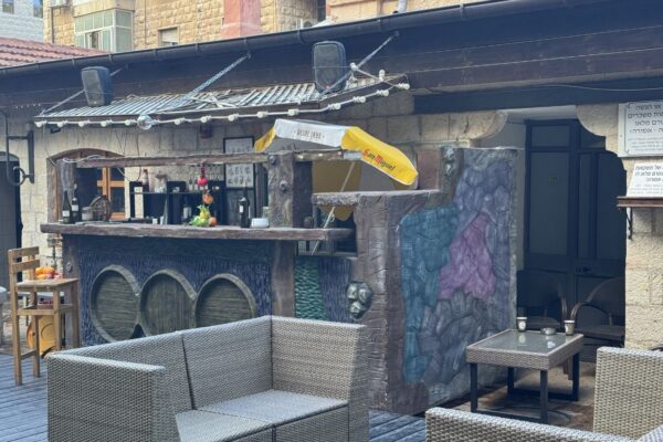 דוכן במדרחוב בירושליים בר חוץ באבן ועץ