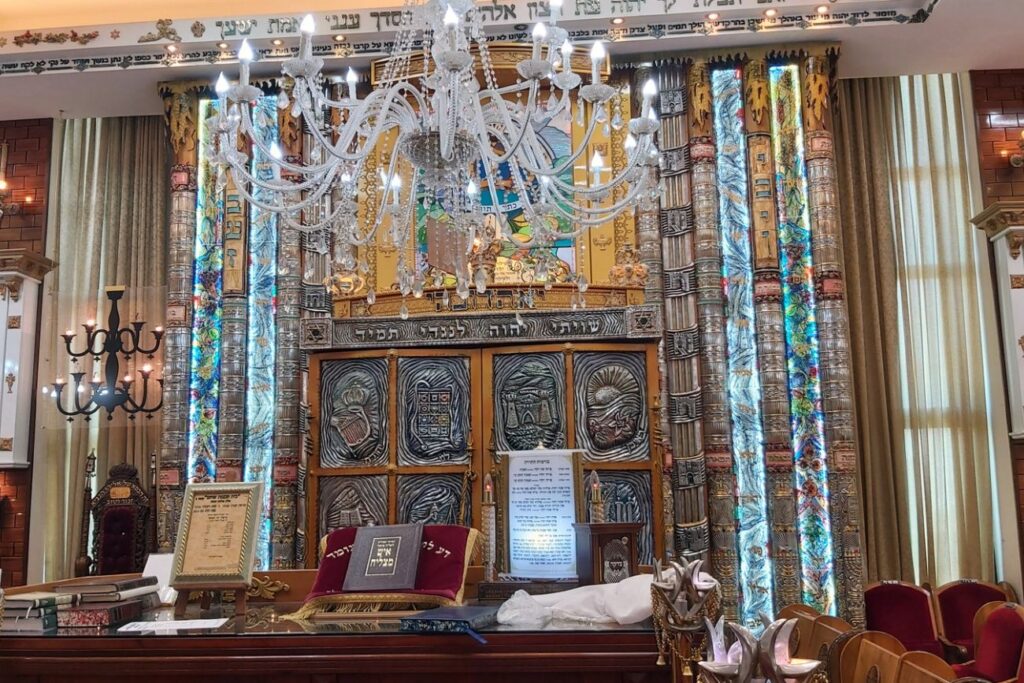 היכל הקודש מבט מאחורי התיבת שליח ציבור בבית כנסת הרודס אילת