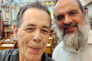 האמן רן גרין ורב הבית כנסת במלון הרודס אילת