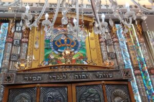 עיטור היכל הקודש בוירטאז' כחול בוהק צבעים בהירים במלון הרודס