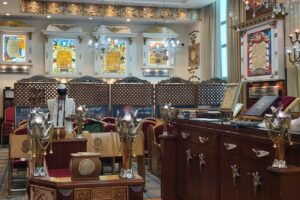 תיבת ההיכל בבית כנסת מלון הרודס אילת וברקע תפילות ויטראז' ונער מתפלל