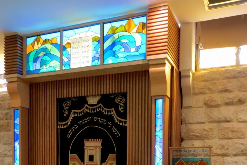 ויטראז' עשרת הדיברות בבית חב"ד תל אביב