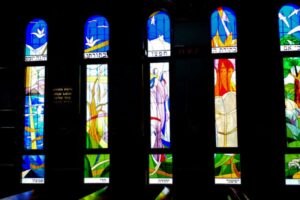 חלונות ויטראז' בבית כנסת חוני המעגל באר שבע תמונה כהה