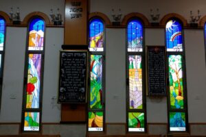 חלונות ויטראז' בבית כנסת חוני המעגל באר שבע
