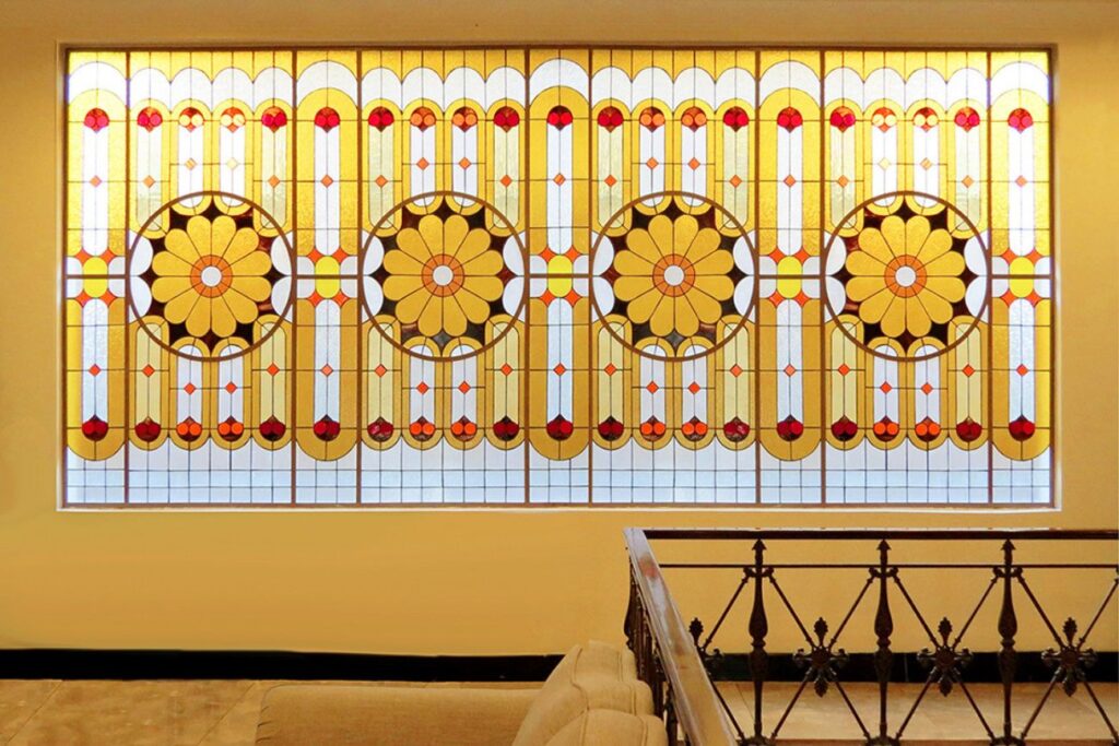 לובי מלון חלון רוחבי ויטראז' צהוב מעוטר