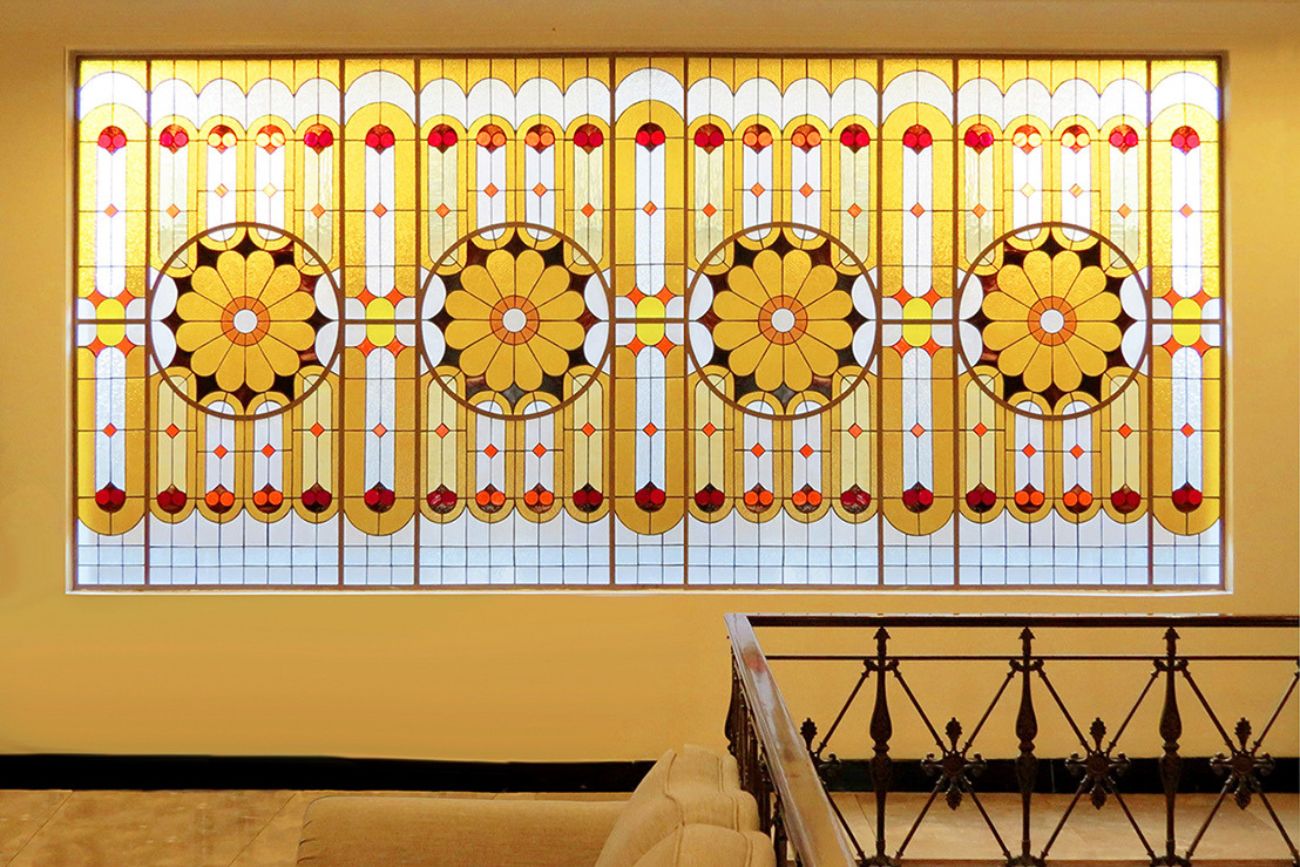 לובי מלון חלון רוחבי ויטראז' צהוב מעוטר