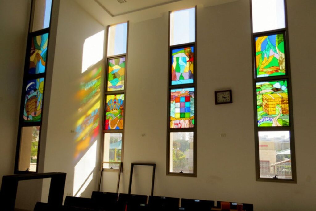 בית כנסת מקור ברוך באשדוד חלונות ויטראז' זכוכית מחוסמת