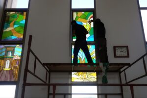 תיעוד התקנת חלונות ויטראז' בבית כנסת מקור ברוך באשדוד