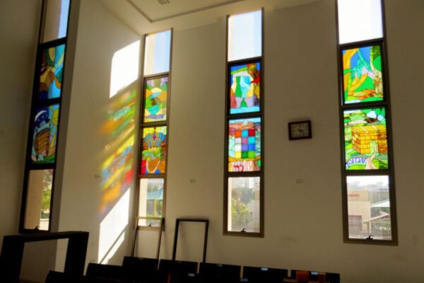 בית כנסת מקור ברוך באשדוד חלונות ויטראז' זכוכית מחוסמת