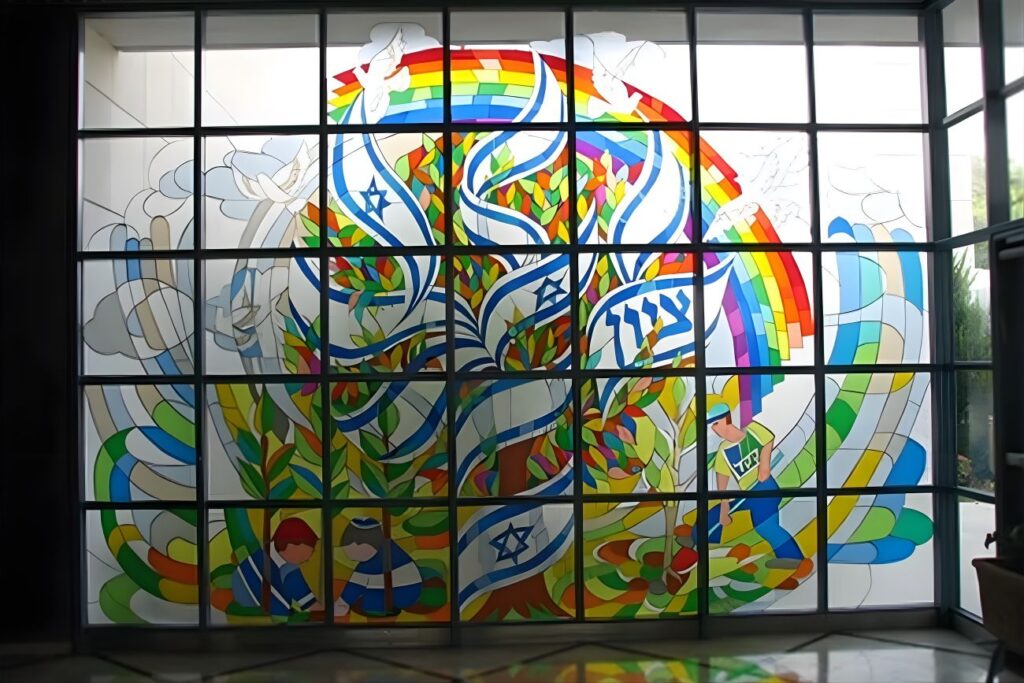 יצירת ויטראז' נוספת במתנ"ס בשיתוף עם''"ל הכיתוב ציון ,דגלי ישראל ילדים חורשים ,הלוגו של קק"ל על חולצת איש ישראלי חורש את האדמה וילדים זורעים ברינה.