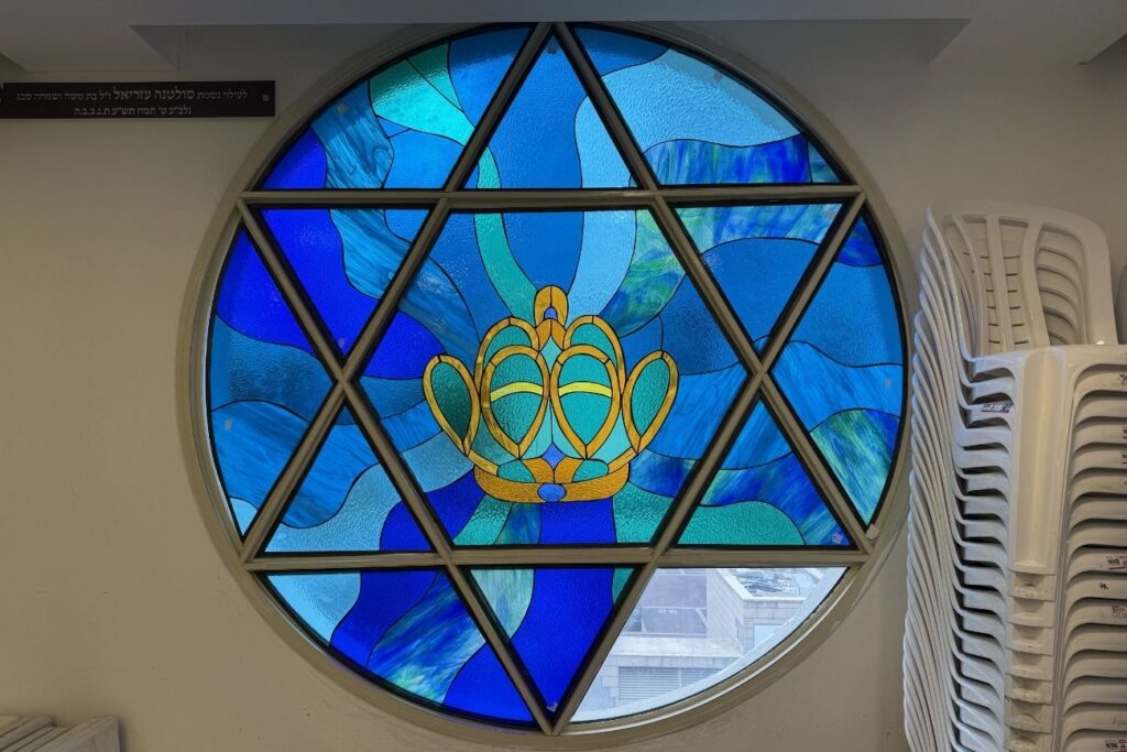 חלון ויטראז' מעוגל בעזרת נשים בבית כנסת באשדוד