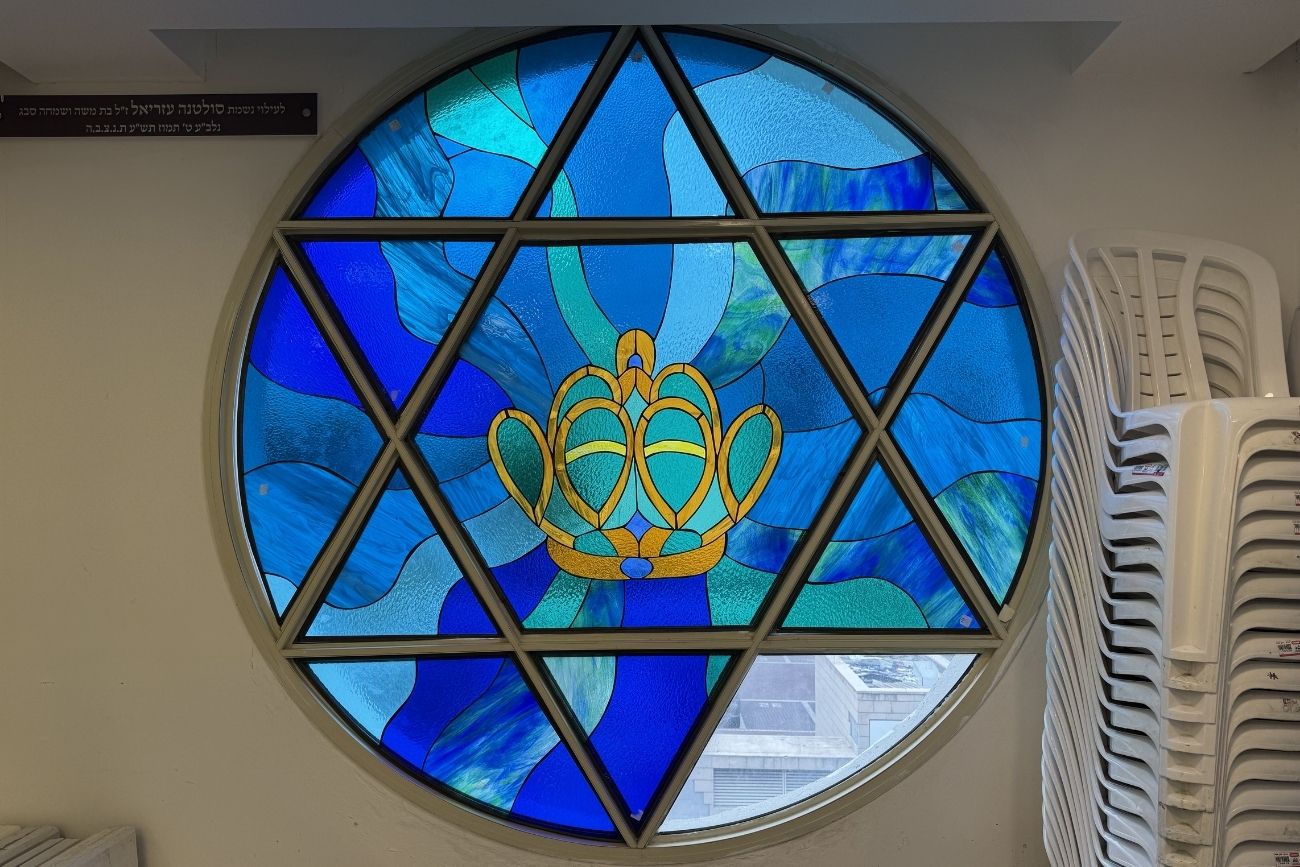 חלון ויטראז' מעוגל בעזרת נשים בבית כנסת באשדוד