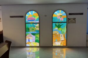 חלונות ויטראז' בעזרת נשים בבית כנסת באשדוד