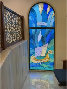 חלון ויטראז' בעזרת נשים בבית כנסת באשדוד