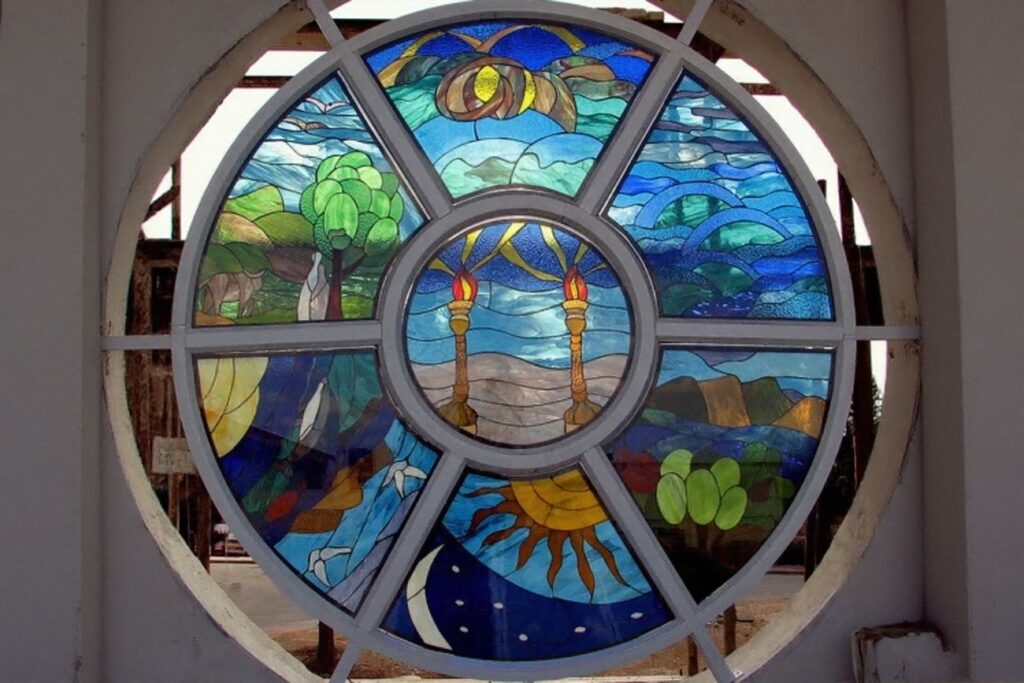 יצירת ויטראז' "שבעת הימים" מעוגל בבית כנסת בתקומה