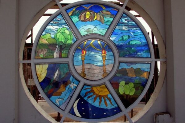 יצירת ויטראז' "שבעת הימים" מעוגל בבית כנסת בתקומה